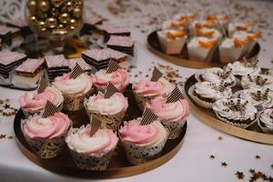 sobremesas com frutas, mousse, biscoitos. diferente tipos do doce pastelaria, pequeno colorida doce bolos, macaron, e de outros sobremesas dentro a doce bufê. doce Barra para aniversário foto