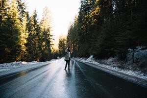 feliz menina com chapéu dentro floresta às montanha estrada fundo, relaxar Tempo em feriado conceito viagem ,cor do vintage tom e suave foco. foto