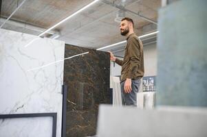 confiante masculino cliente colheita Fora parede telha materiais para banheiro dentro hardware loja foto