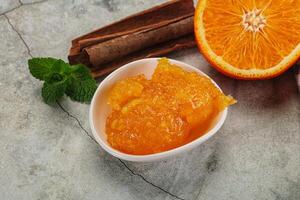 saboroso caseiro laranja geléia dentro a tigela foto