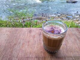 copo do café em mesa ao ar livre relaxante em manhã claro. foto