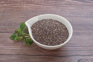 sementes de chia dietéticas na tigela foto