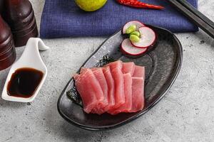 japonês cozinha - fatiado atum sashimi foto