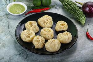 nepalês cozido no vapor dumplings momo com sause foto