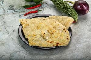 indiano tandori pão - naan com queijo foto