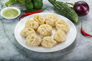 nepalês cozido no vapor dumplings momo com sause foto