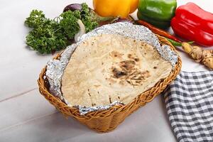 indiano tandoori pão dentro a cesta foto