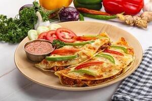 mexicano cozinha taco com carne foto