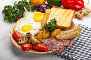 Inglês café da manhã com brinde, ovo e salsichas foto