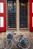 medieval casa fachada com janelas e bicicleta foto