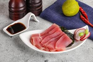 japonês cozinha - fatiado atum sashimi foto