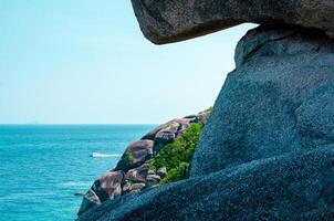 tropical ilhas do oceano azul mar água e branco areia de praia às similan ilhas com famoso vela pedra, phang nga Tailândia natureza panorama foto