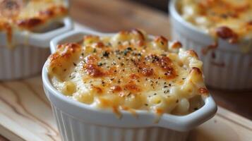 uma branco tigela do Macarrão e queijo com uma borrifar do ervas em topo foto