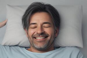 feliz homem sorridente enquanto dormindo e sonhando dentro cama foto