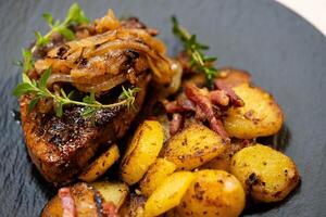 carne bife filé com ervas e especiarias foto