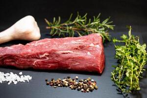 carne bife filé com ervas e especiarias foto