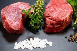 carne bife filé com ervas e especiarias foto