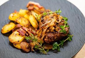 carne bife filé com ervas e especiarias foto