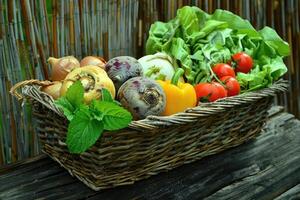 fresco legumes produtos com cesta profissional publicidade Comida fotografia foto