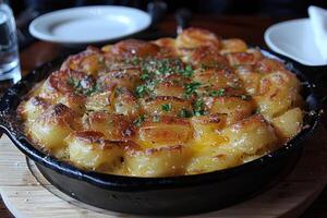 francês tartiflette dentro a cozinha mesa profissional publicidade Comida fotografia foto