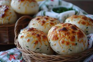 pao de queijo brasileiro queijo pão dentro a cozinha mesa profissional publicidade Comida fotografia foto