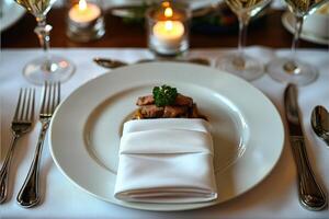 uma jantar prato e talheres para uma Casamento às uma luxo hotel publicidade Comida fotografia foto