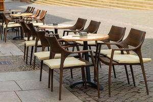 esvaziar rua cafeteria com cadeiras foto