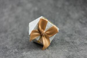 Casamento Favor, decorado com tecido e dourado fita, para convidado presentes às vários eventos. foto