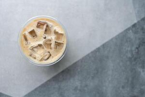 gelado cappuccino dentro uma plástico vidro foto