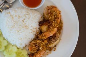 mexer frito camarão com alho e Pimenta em arroz foto