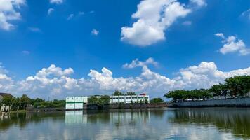 panorama com lago e nuvens dentro a meio do Vila foto