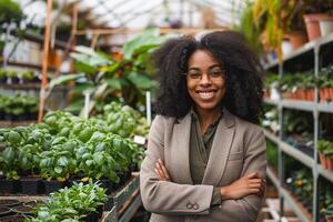 Preto o negócio mulher dentro uma jardim Centro cercado de vegetação foto