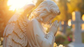 anjo estátua Rezar em cemitério fechar acima foto. borrado cemitério fundo. dentro amoroso memória foto