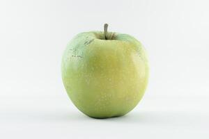 maçã verde isolada no fundo branco foto