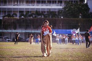 chiangmai Tailândia novembro 30 2022 ásia Adolescência alunos estão fazendo uma saco raça para unidade dentro Chiang mai Rajabhat universidade foto