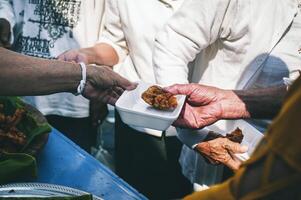 voluntários distribuir livre Comida para a pobre caridade Comida Ideias foto