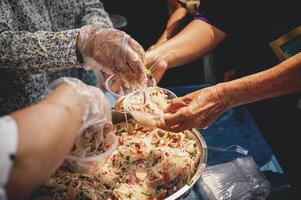 partilha Comida com a pobre. Ideias para ajudando com fome problemas foto