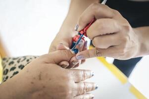 manicuro é decoração a unhas para a beleza do a mãos. foto