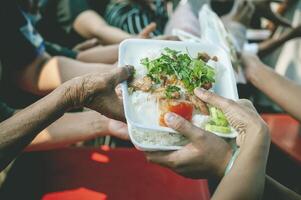 a partir de mão para mão. partilha Comida com sem teto foto