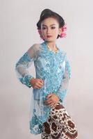 a indonésio 10 anos velho menina vestindo javanese tradicional roupas chamado kebaya com confiança pose foto