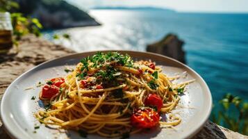 espaguete aglio olio contra uma Mediterrâneo beira-mar foto