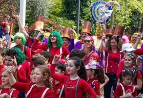 Abano Terme Padova Itália abril 7, 2024 Abano rua carnaval, viver evento apresentando carnaval desfiles, música, dança, e entretenimento para todos idades. pessoas dançando dentro a rua. foto