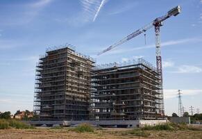 Alto torre guindastes trabalhos em construção local. Bolonha, Itália, construção local foto