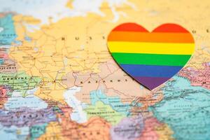 Bangkok, tailândia, Junho 1, 2022 arco Iris cor coração em Rússia globo mundo mapa fundo, lgbt orgulho mês. foto
