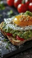 uma macro foto do torrada adornado com guacamole e uma perfeitamente frito ovo, pretendido para a tentador exibição em uma restaurante cardápio.