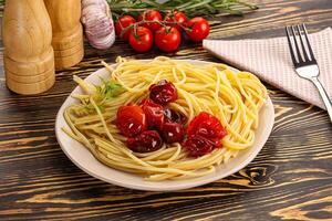 italiano massa espaguete com tomate foto