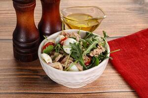 salada com atum, tomate, Codorna ovo e Rúcula foto