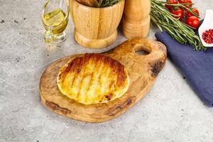 grelhado grego tradicional queijo - haloumi foto