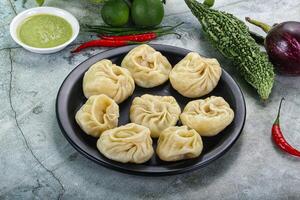 nepalês cozido no vapor dumplings momo com sause foto