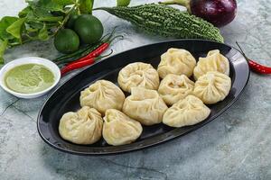 nepalês cozido no vapor dumplings momo com sause foto